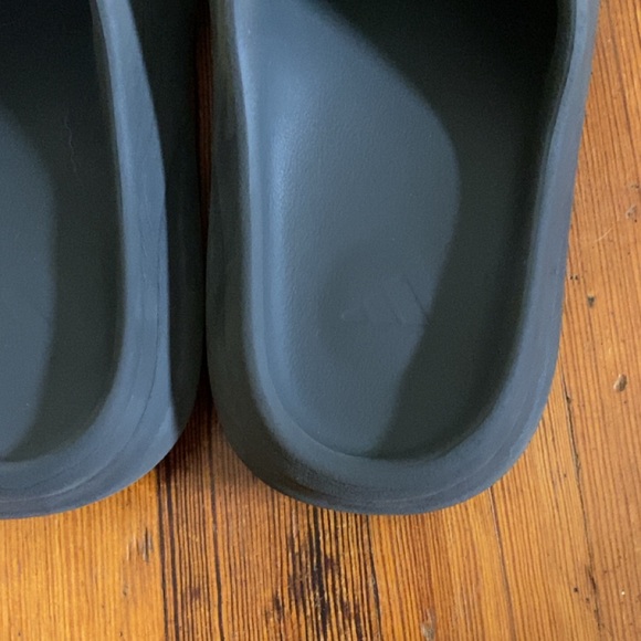 Yeezy Onyx slides main image 4